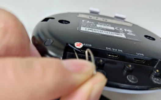 Кнопка сброса настроек на модели UtiClock Mini